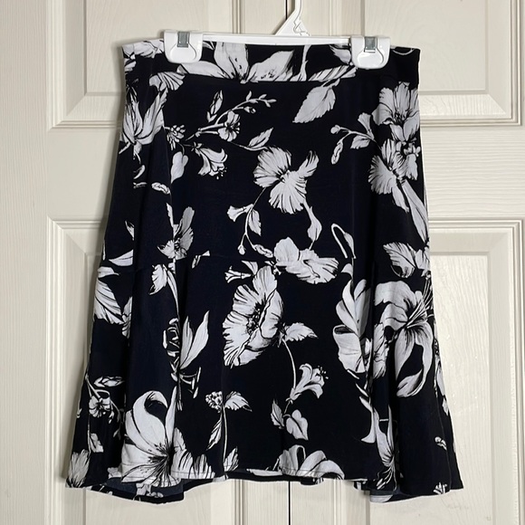 White House Black Market Dresses & Skirts - WHBM flounce fitted floral skirt size 0